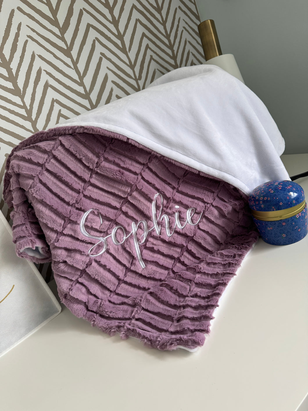 Mauve Oxford Flat White Back Blanket No Ruffle