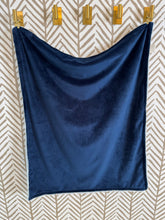 Load image into Gallery viewer, Icy Blue Willow with Navy Gift Set