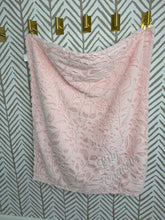 Load image into Gallery viewer, Pink Embossed Leaves Gift Set