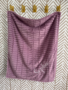 Mauve Oxford Flat White Back Blanket No Ruffle