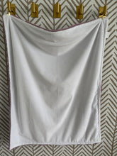 Load image into Gallery viewer, Mauve Oxford Flat White Back Blanket No Ruffle